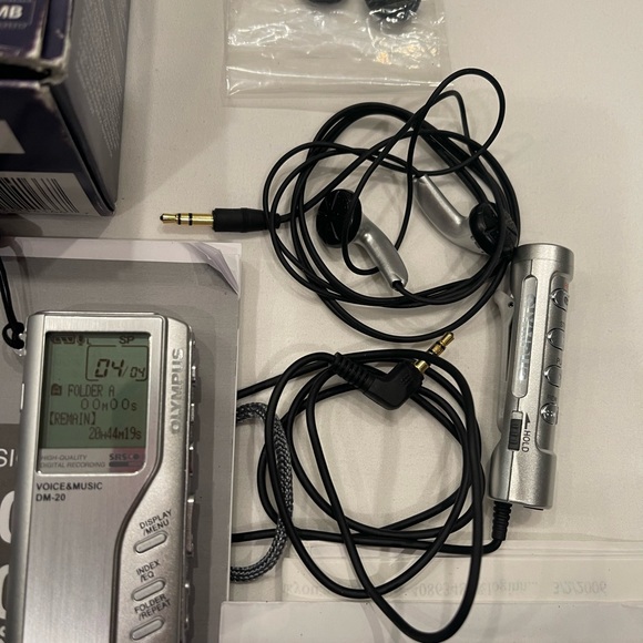 Olympus DM 20 Digital Voice Recorder Dictaphone MP3/WMA Music Playback 128 MB - Picture 7 of 16